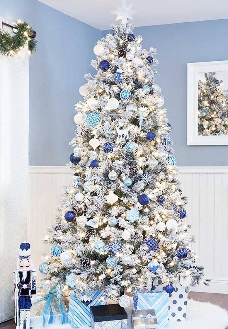 Новогодняя елка в синих тонах