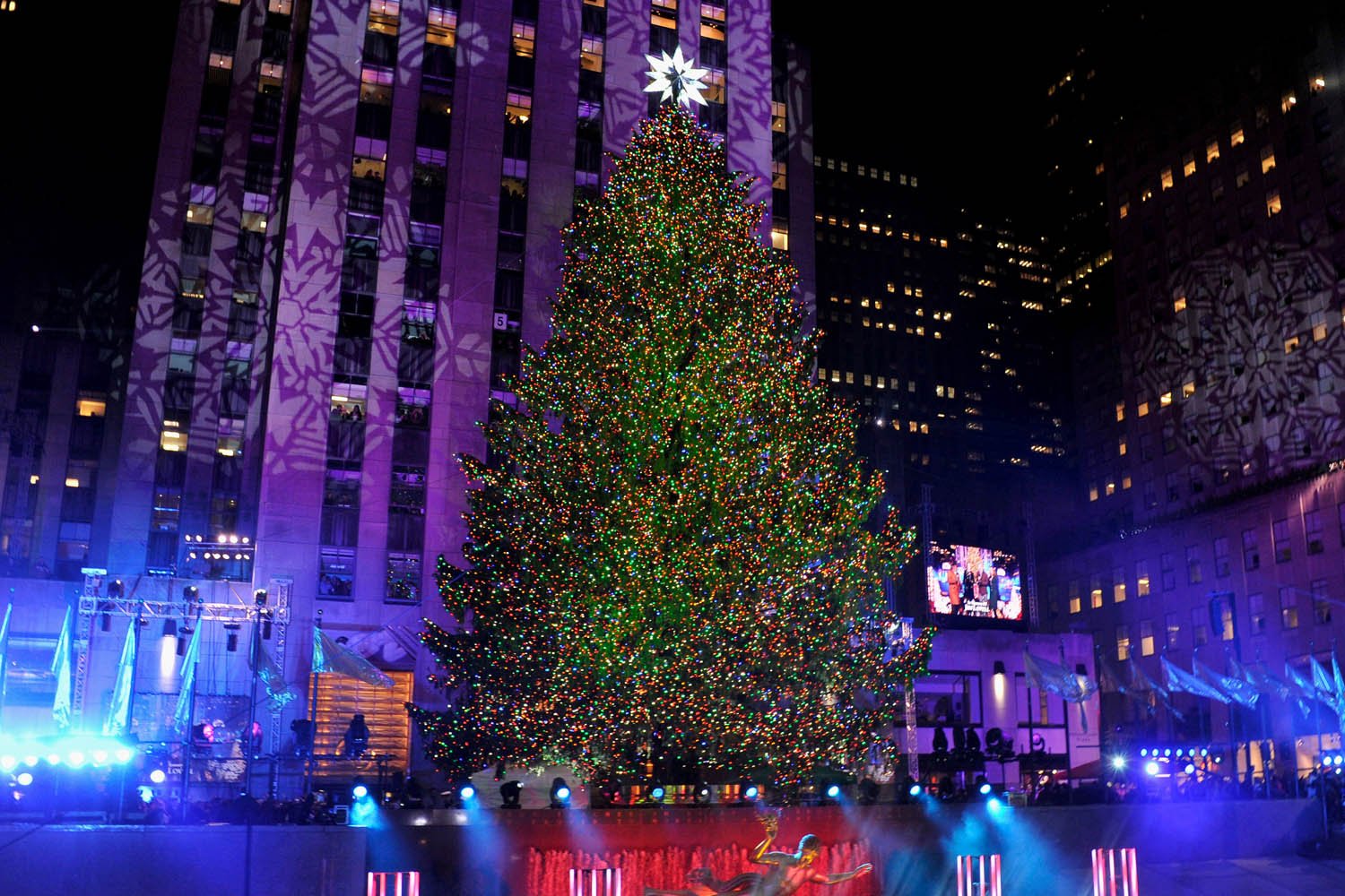 Американский новый год 2024. Главная ёлка Америки Рокфеллер-центр Нью-Йорк США. Американская елка Рокфеллер центр. Рокфеллер Плаза с рождественской елкой. Главная елка Нью-Йорка.