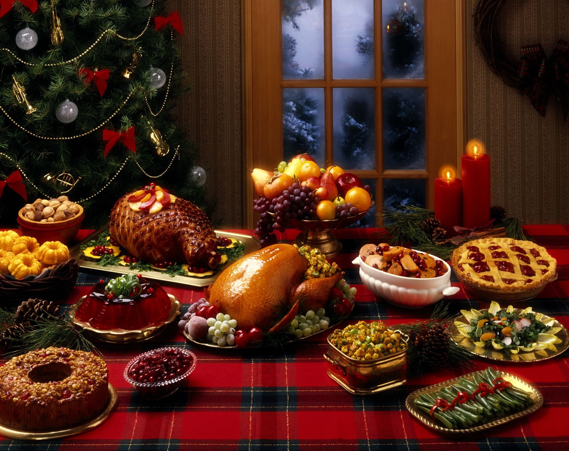 Рождество какие блюда. Новогодний стол. Новогодний и праздничный стол. Рождественский ужин. Рождественский стол.