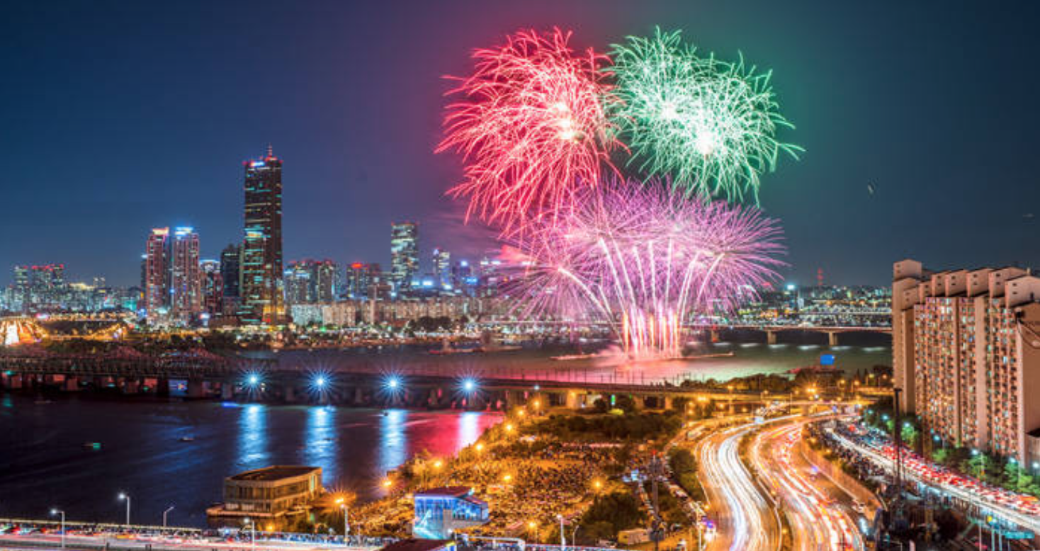 Когда празднуют новый год в корее. Сеул салют. Южная Корея Международный фестиваль фейерверков в Сеуле. Seoul International Fireworks Festival. Праздник фейерверков в Сеуле.