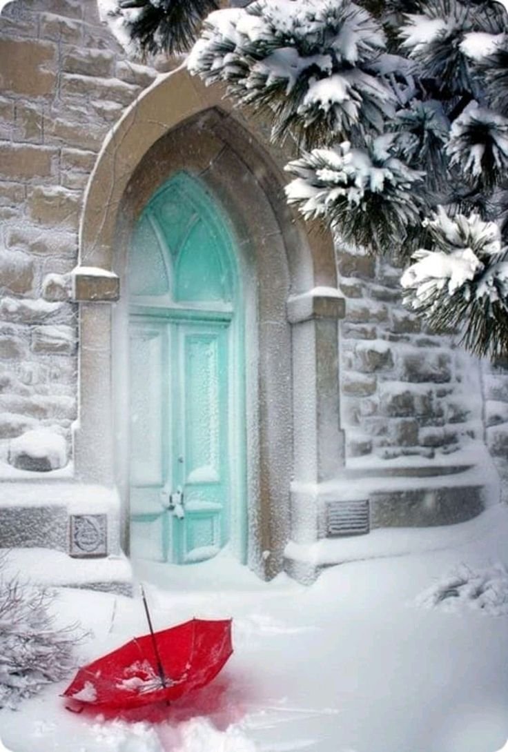 Дверь в снегу
