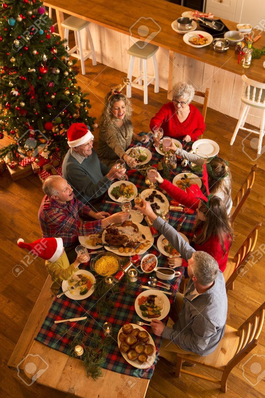 Большая семья за новогодним столом