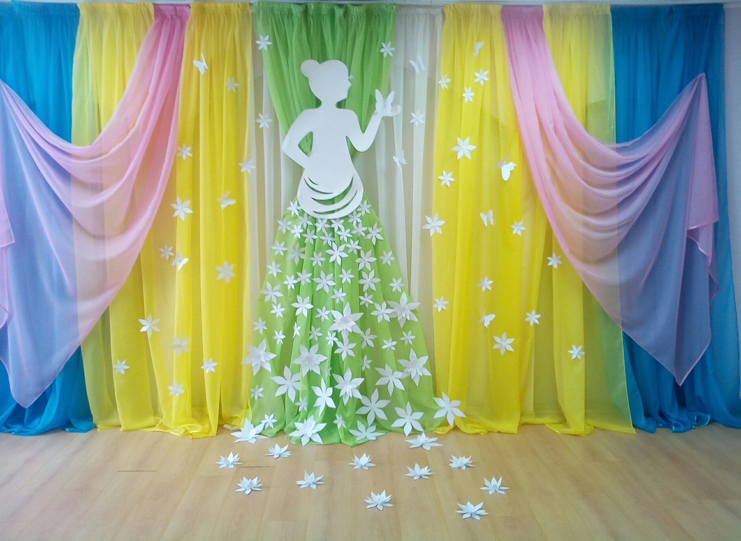Сцена оформлена тканью, воздушными шарами, баннерами и флагами - Артмикс Дизайн