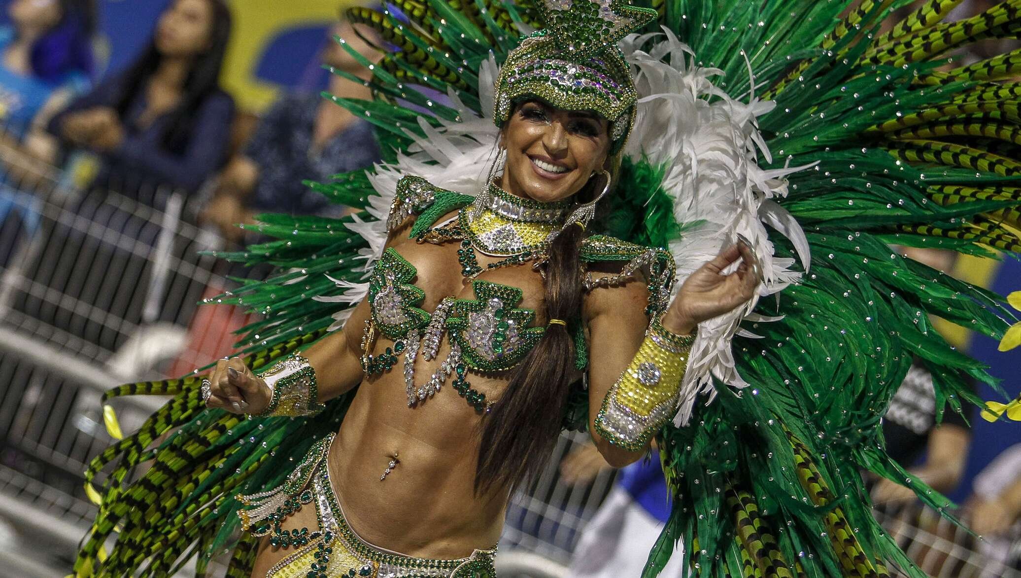 Rio rio brazilian. Андреа Мартинс Бразилия карнавал. Бразильский карнавал в Рио-де-Жанейро. Бикини карнавал Рио.