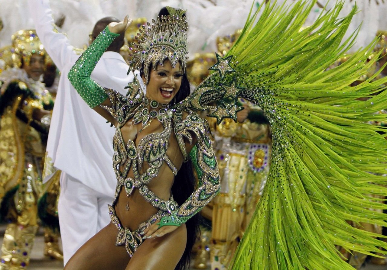 Rio rio brazilian. Рио-де-Жанейро карнавал костюмы. Бразильский карнавал в Рио-де-Жанейро. Бразильский карнавал в Рио-де-Жанейро Самба. Самба карнавал в Бразилии.