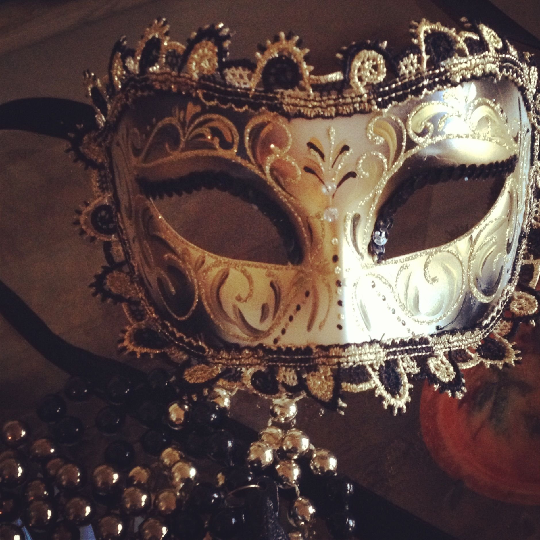 Красивая маска фото. Бал маскарад Эстетика средневековья. Маска 19 века для бала. Красивые маски. Маскарадная маска.