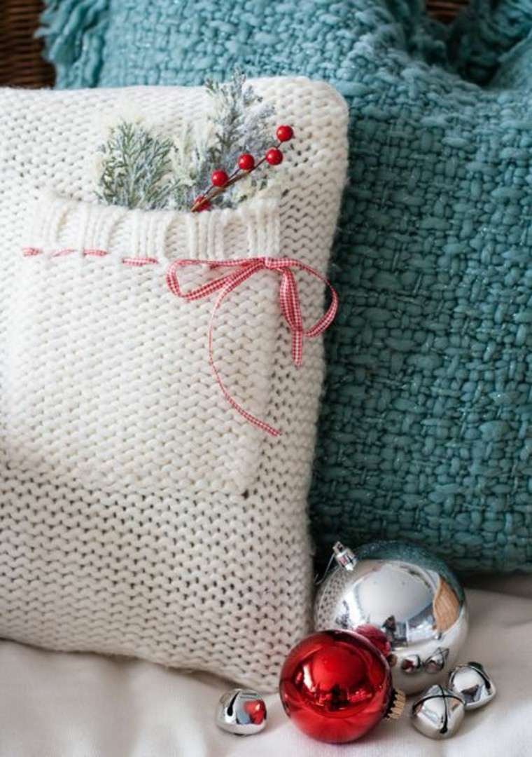 Вязаный чехол на подушку новогодний