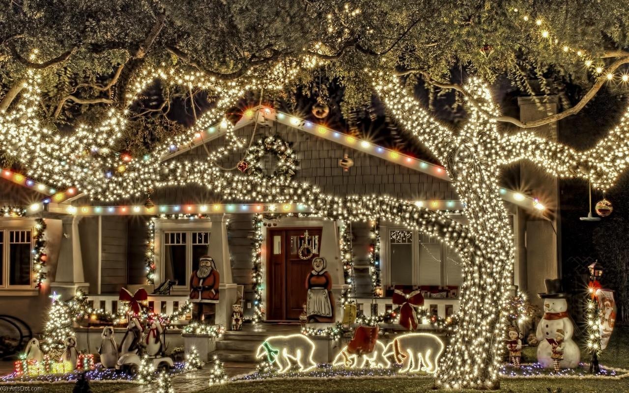 Christmas house. Рождественская иллюминация в Лос Анджелесе. Новогодние украшения для улицы. Уличное украшение дома на новый год. Новогоднее украшение зданий.