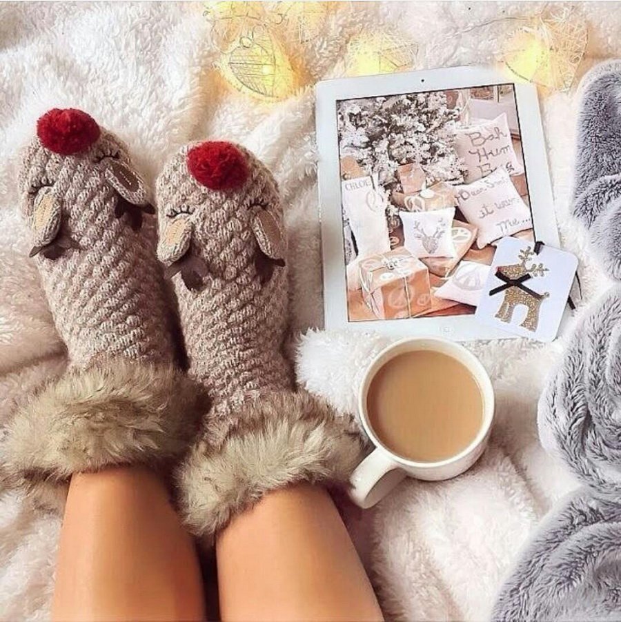 Зима утро кофе носочки