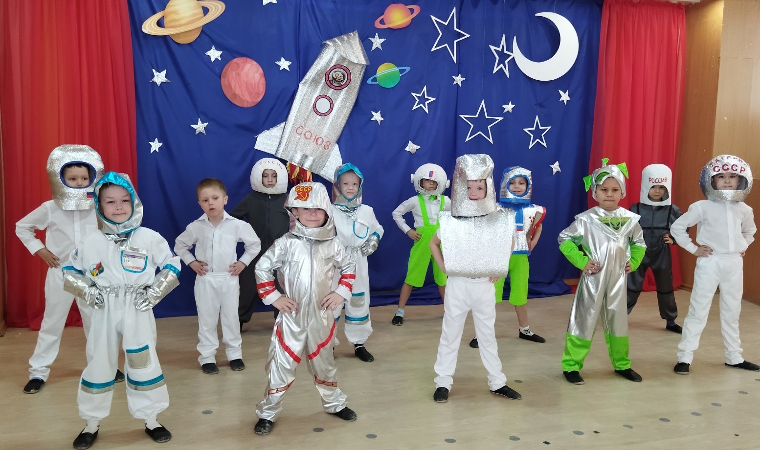 Мероприятие ко дню космонавтики в детском саду. Праздник день космонавтики. Космос в детском саду. Космонавтика детский сад. Праздник космос в детском саду.