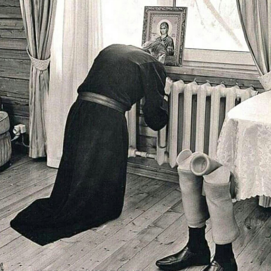 Человек молится Богу на коленях