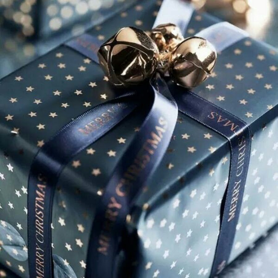Подарок синего цвета
