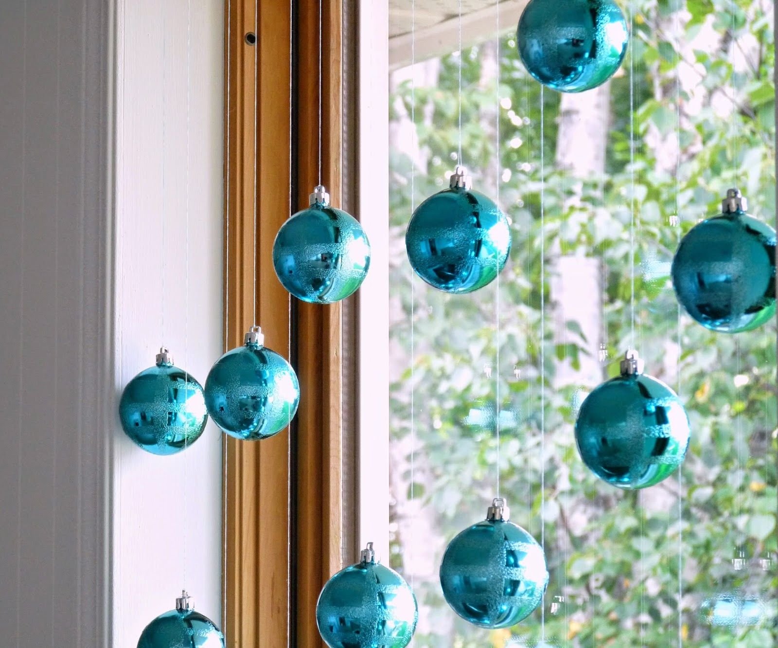 Украшение новогодними шарами. Гирлянда из елочных шаров. Украшения на окна. Новогодние шары на окна. Украшение окон новогодними шарами.