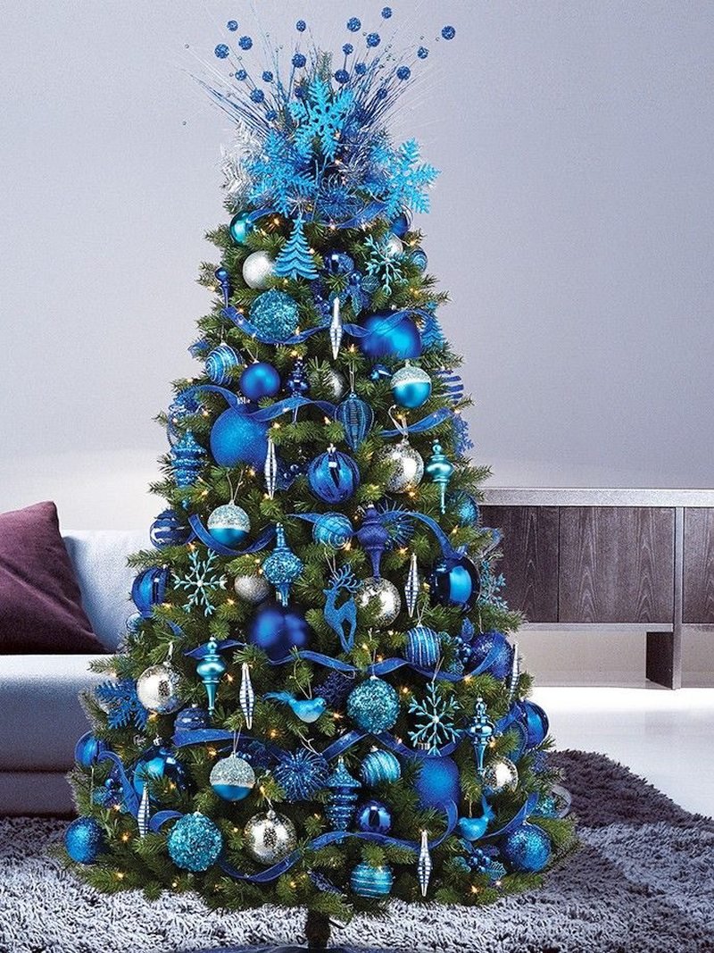 Новогодняя елка в синем и серебре