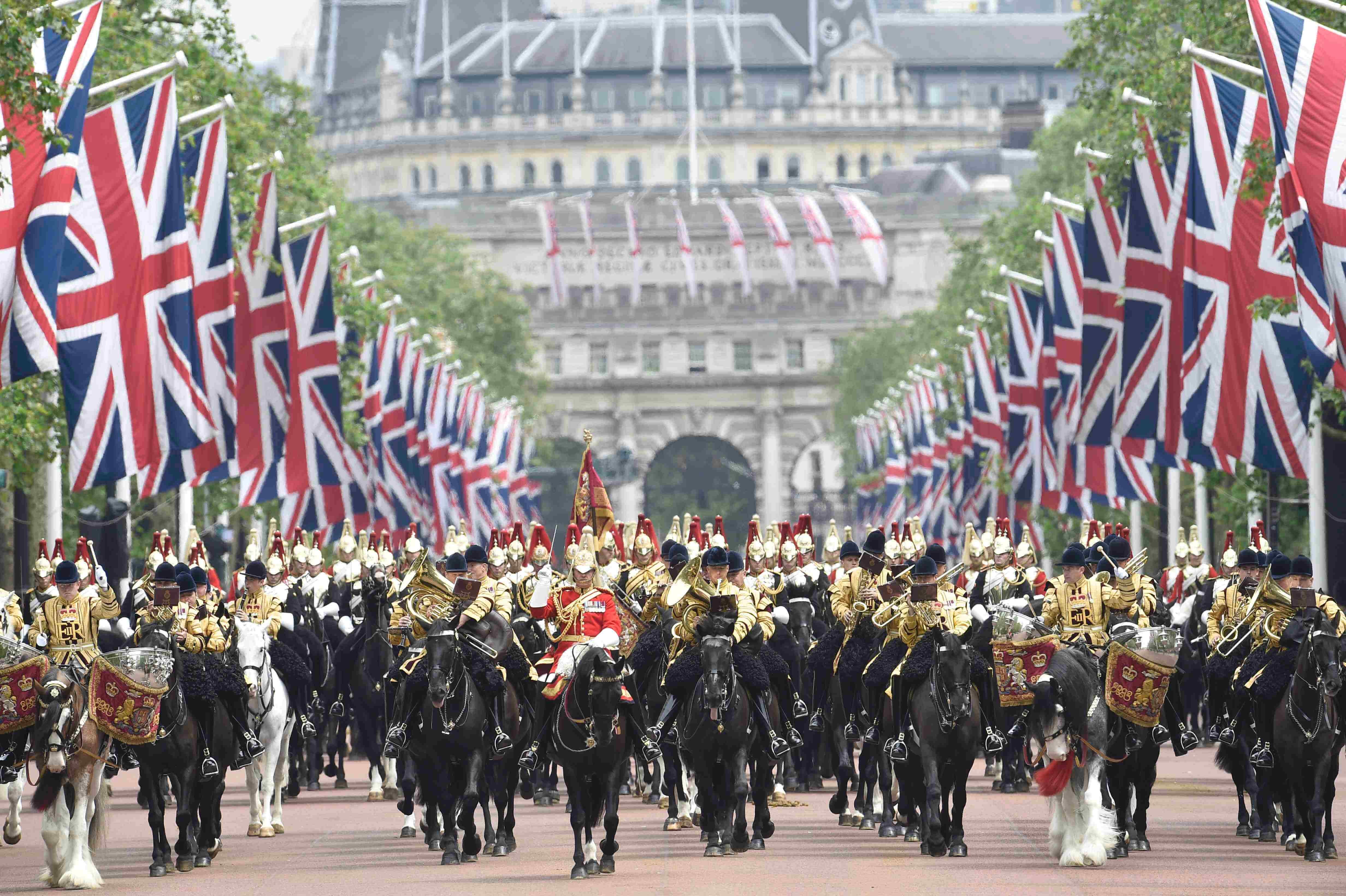 Парад конной гвардии в Лондоне. Плац-парад королевской конной гвардии. Парад ВВС Trooping the Colour. The Trooping of the Colour в Великобритании.