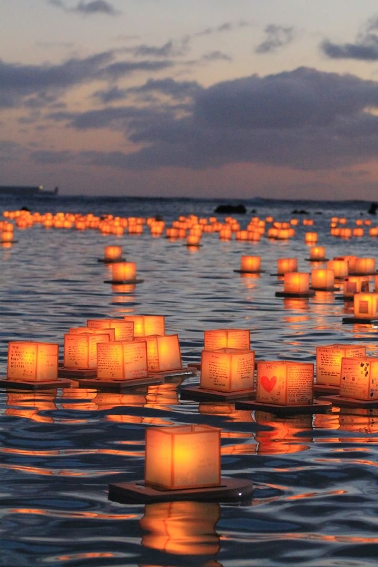 Китайские фонарики на воде