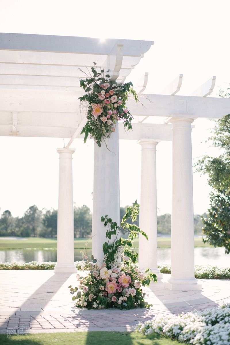 Свадебные колонны с цветами