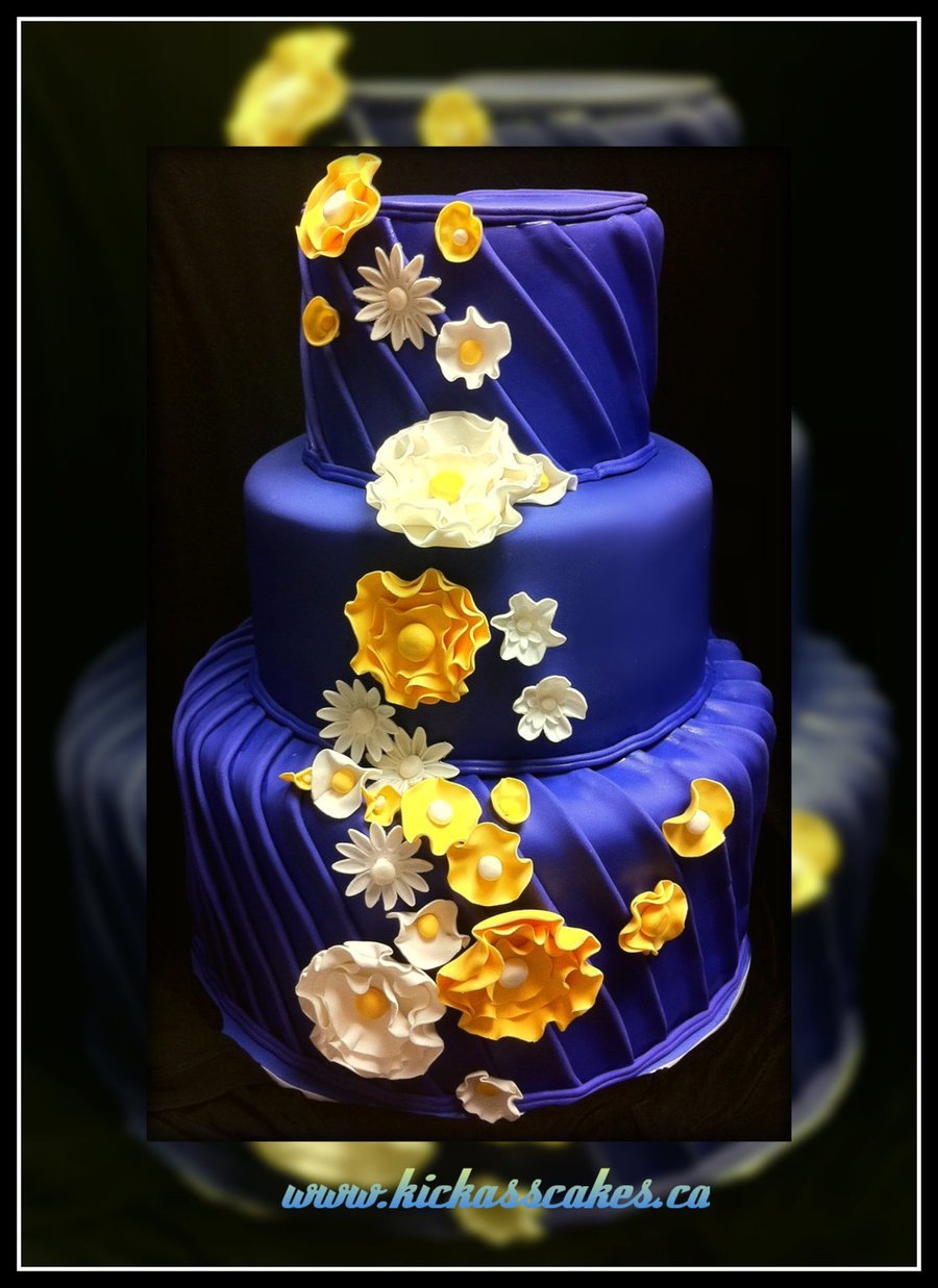 Свадебный торт в сине желтом цвете