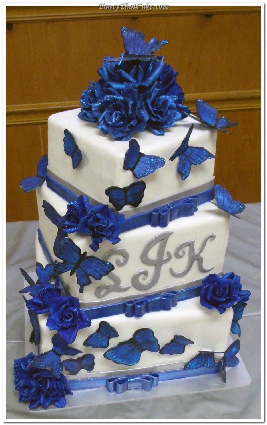 Торт с синими розами