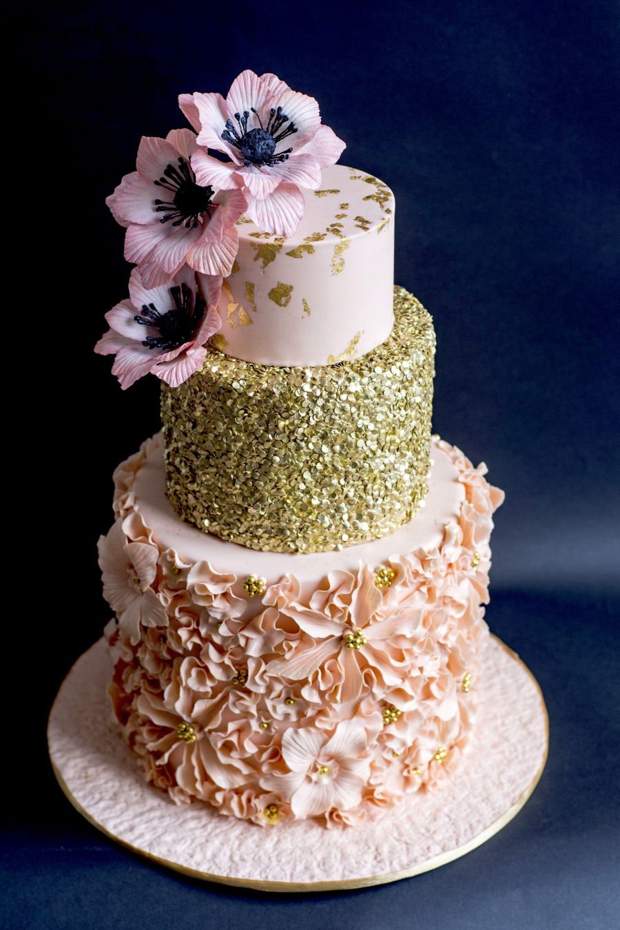 Торт с золотыми цветами
