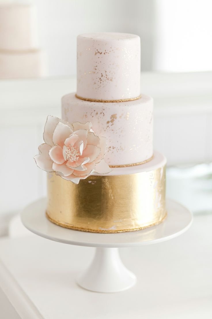 Свадебный торт бело золотой