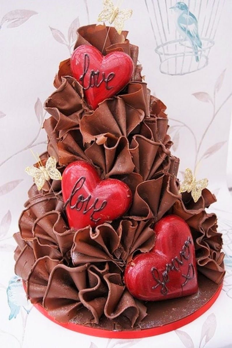 Декор торта с шоколадными сердцами
