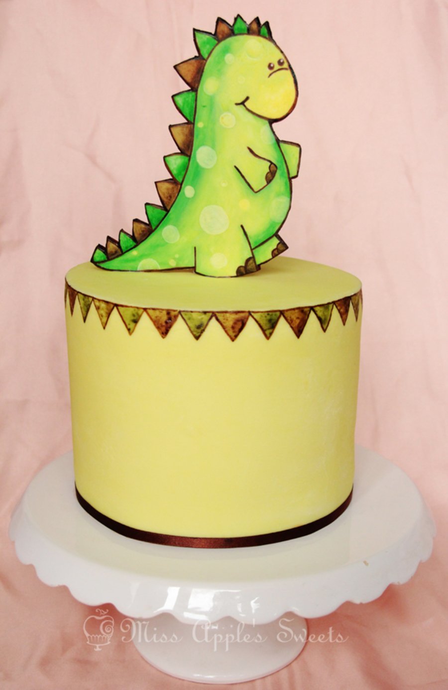 Небольшой торт с динозавром