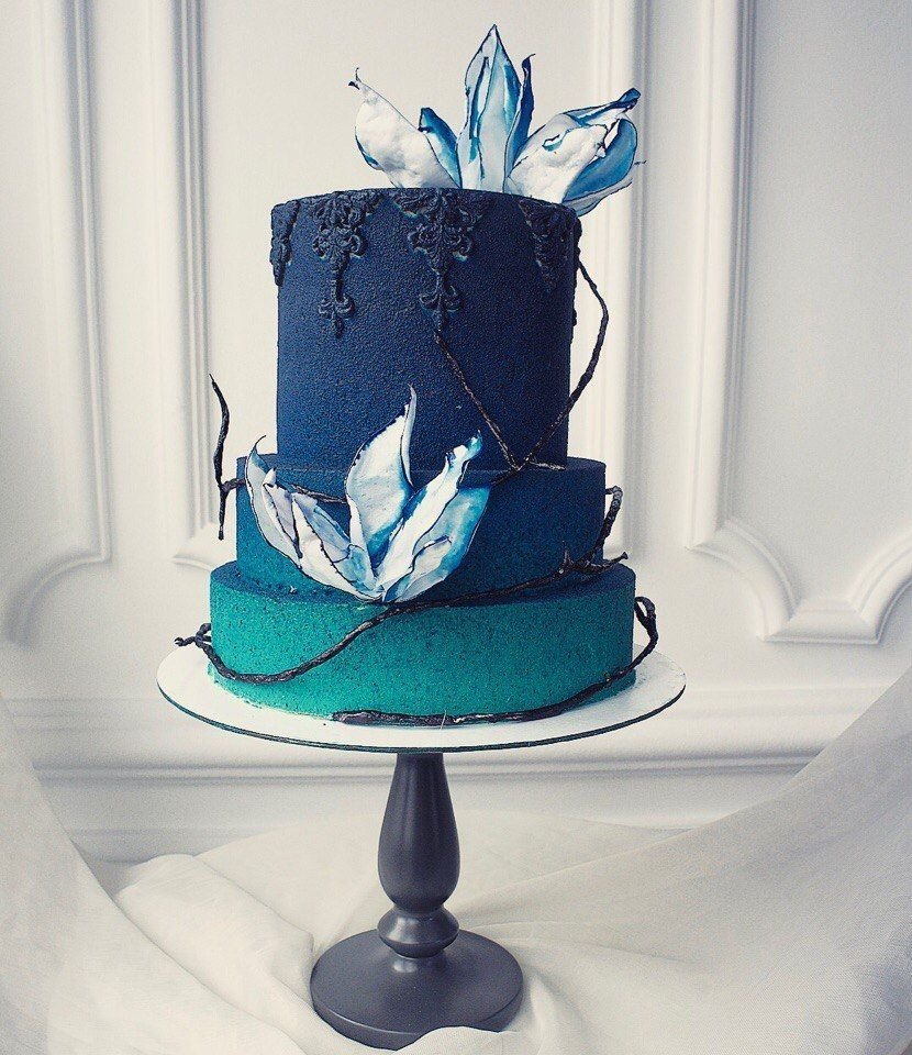 Стильный голубой торт