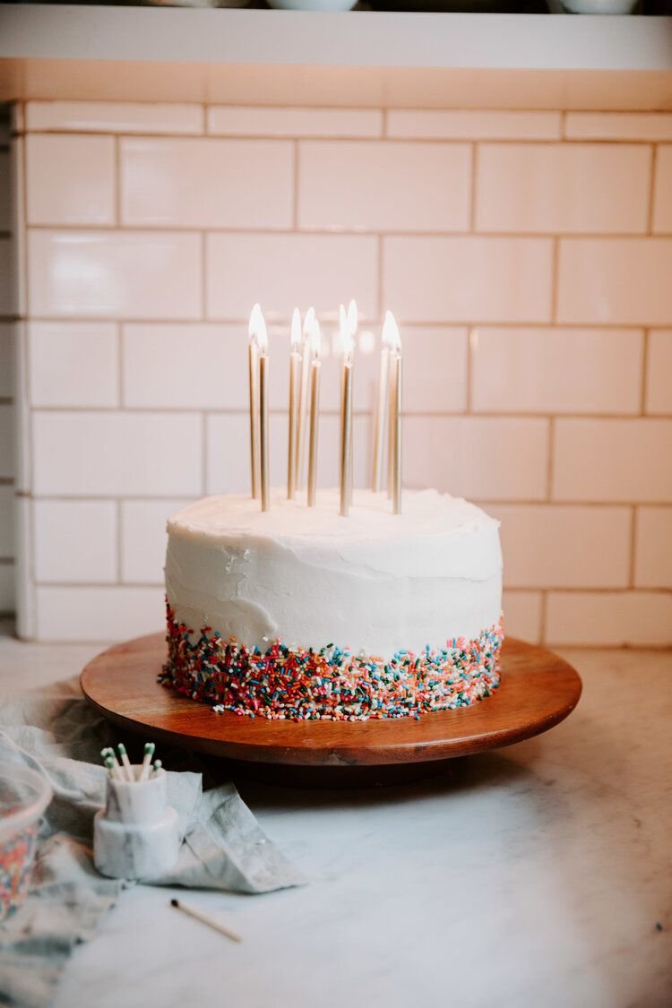 Торт со свечами для инстаграмма