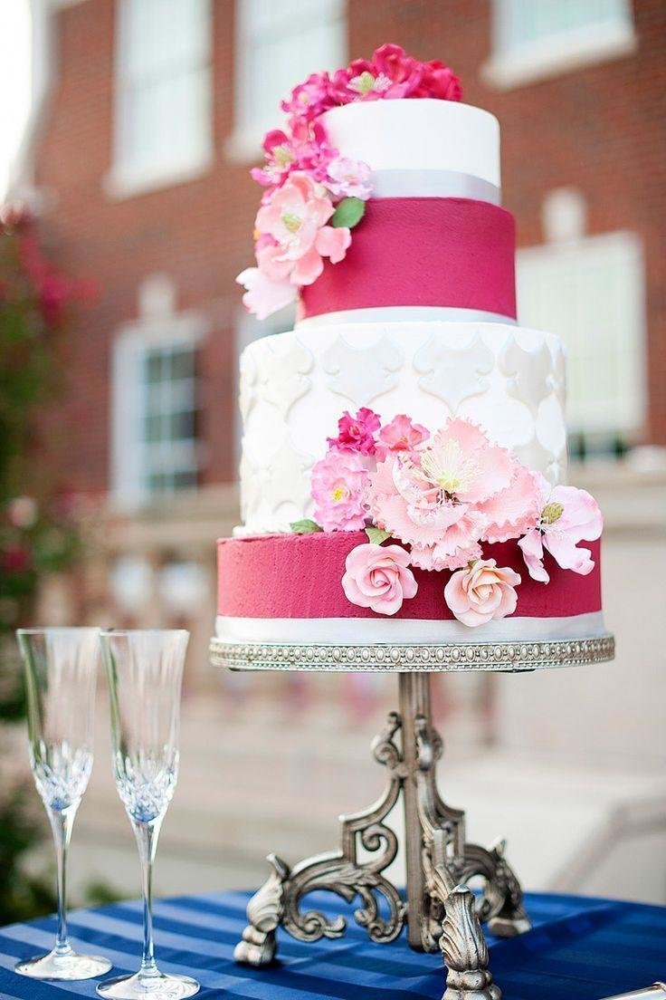 Свадебный торт малинового цвета