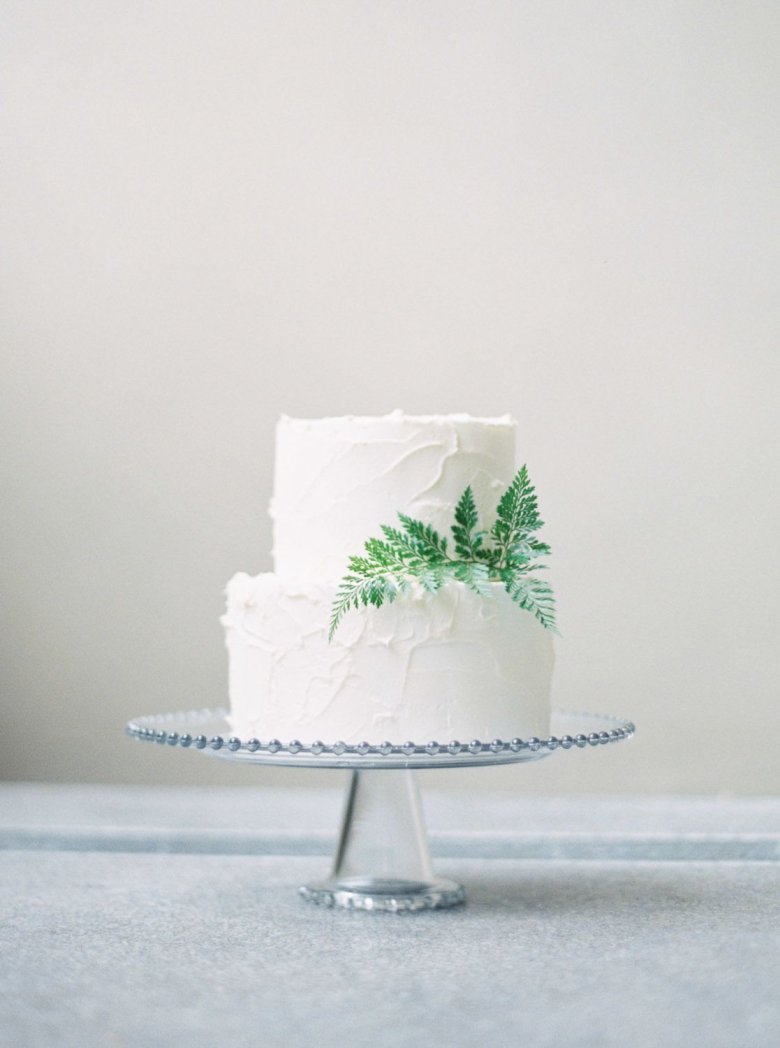 Свадебный торт в минималистичном стиле