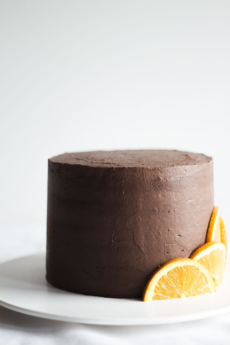 Декор шоколадного торта минималистичный