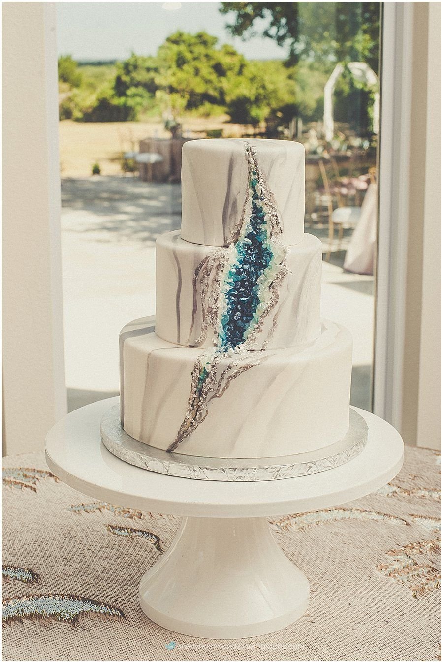 Торт мраморный с кристаллами