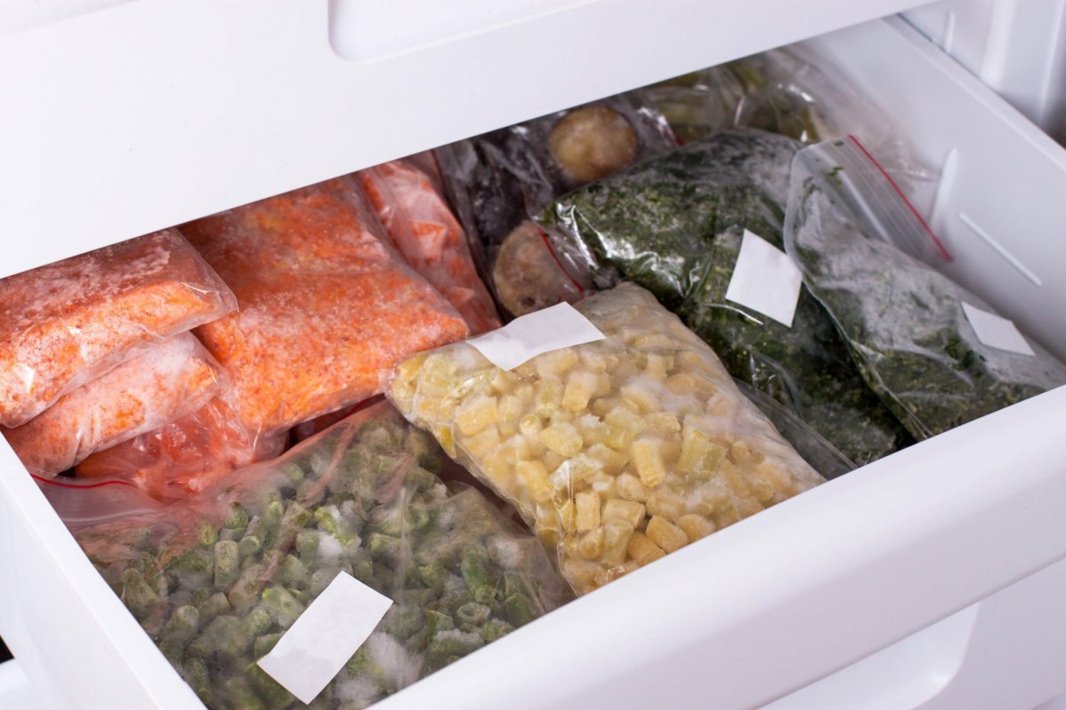 Овощи в морозилке. Продукты в морозилке. Заморозка овощей в морозильной камере. Хранение замороженных продуктов в морозилке.