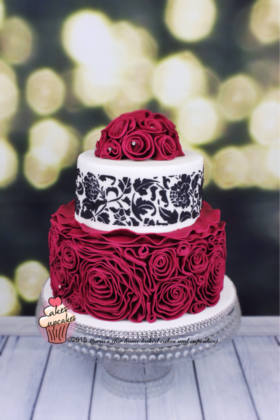 Торт в бордовом цвете на день рождения