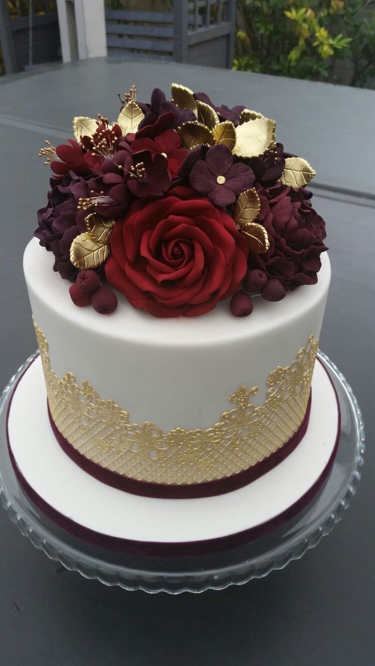 Красивый бордовый торт