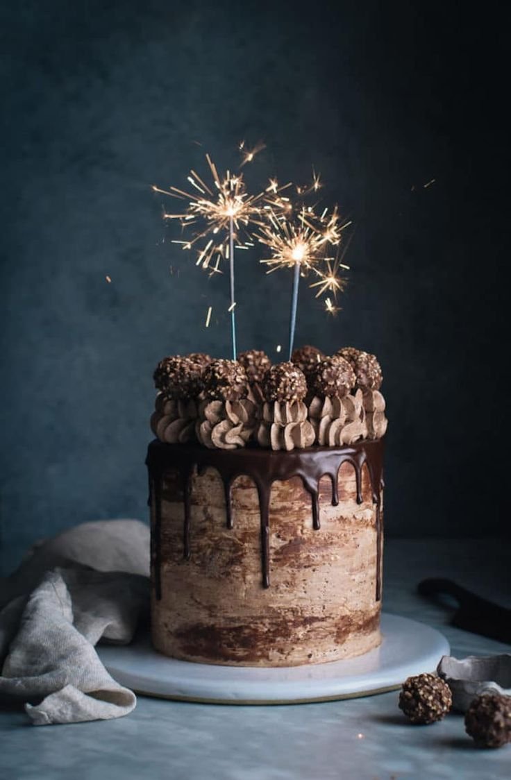 Шоколадный торт со свечками