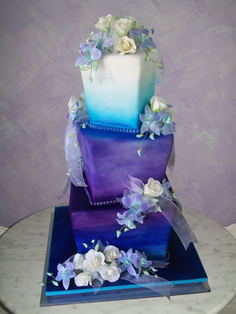 Свадебный торт в сине фиолетовом цвете