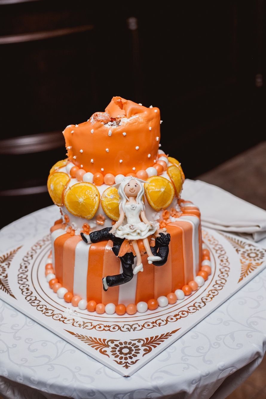 Торт оранжевого цвета
