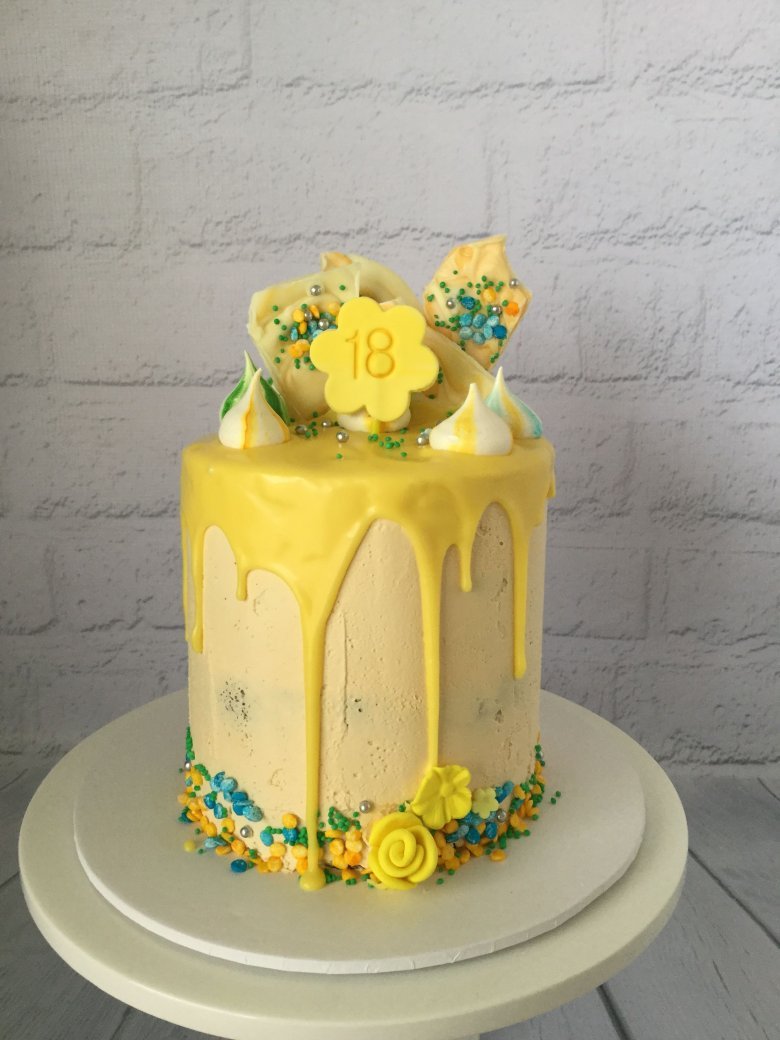 Торт с желтыми подтеками