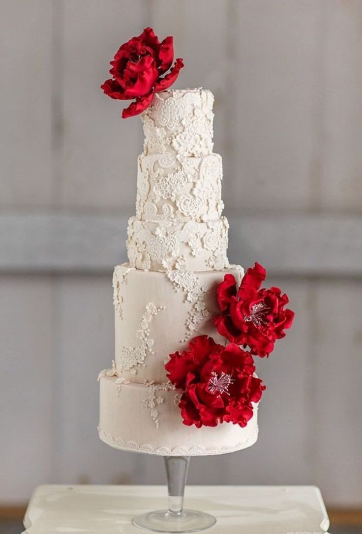 Свадебный торт с красными цветами