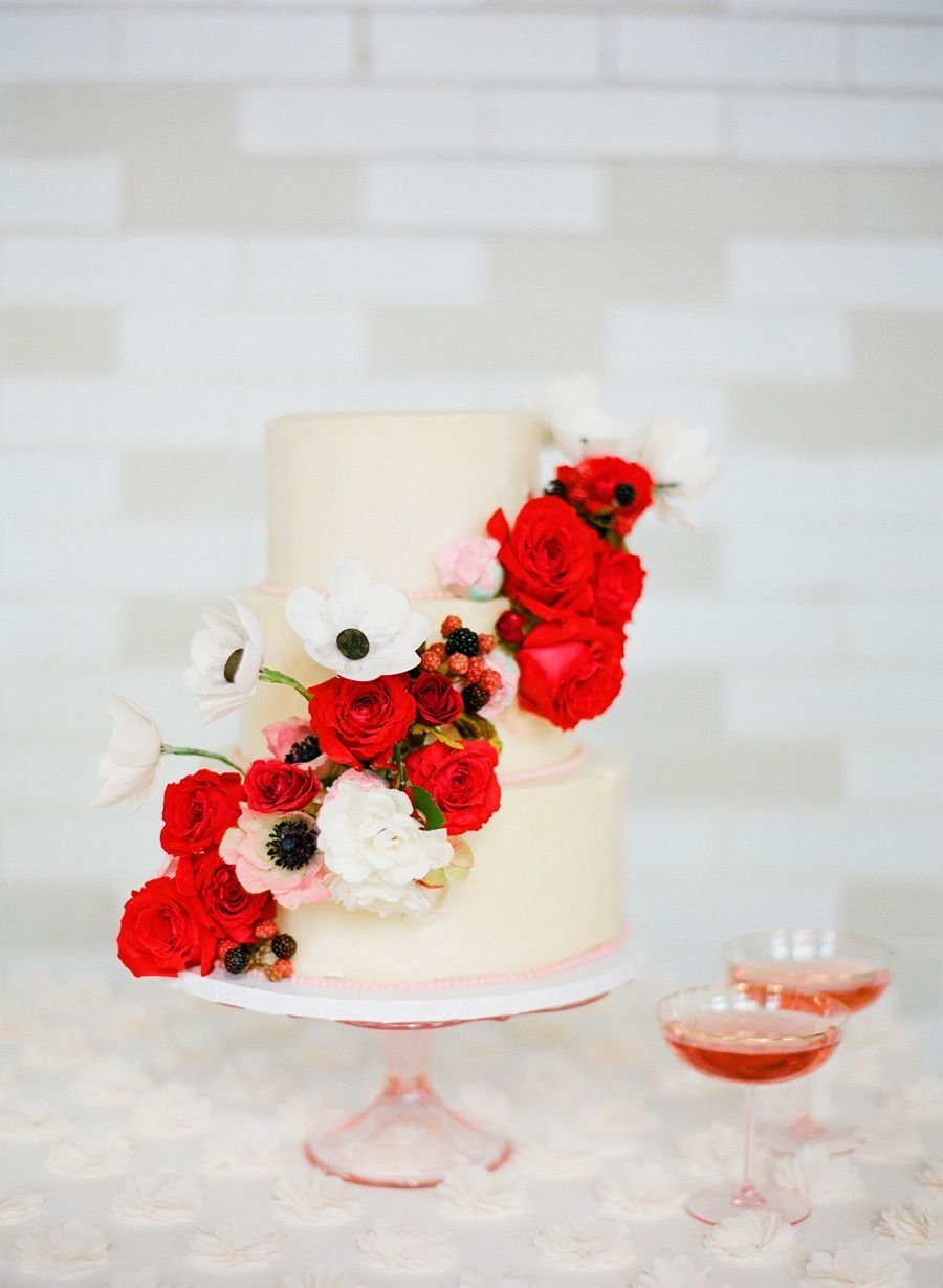 Свадебный торт с красными элементами