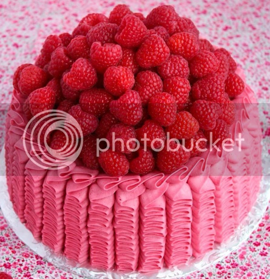 Розовый торт с малиной