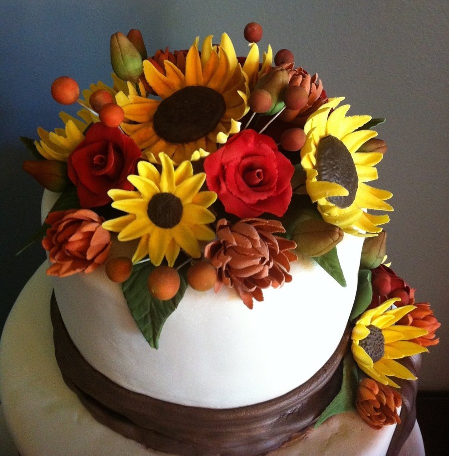 Торт с цветами с осенними листьями