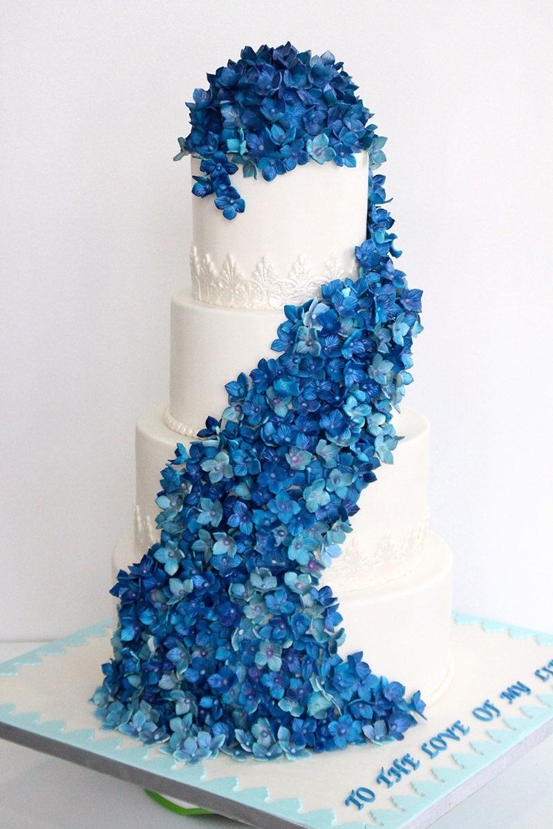 Свадебный торт с синей гортензией