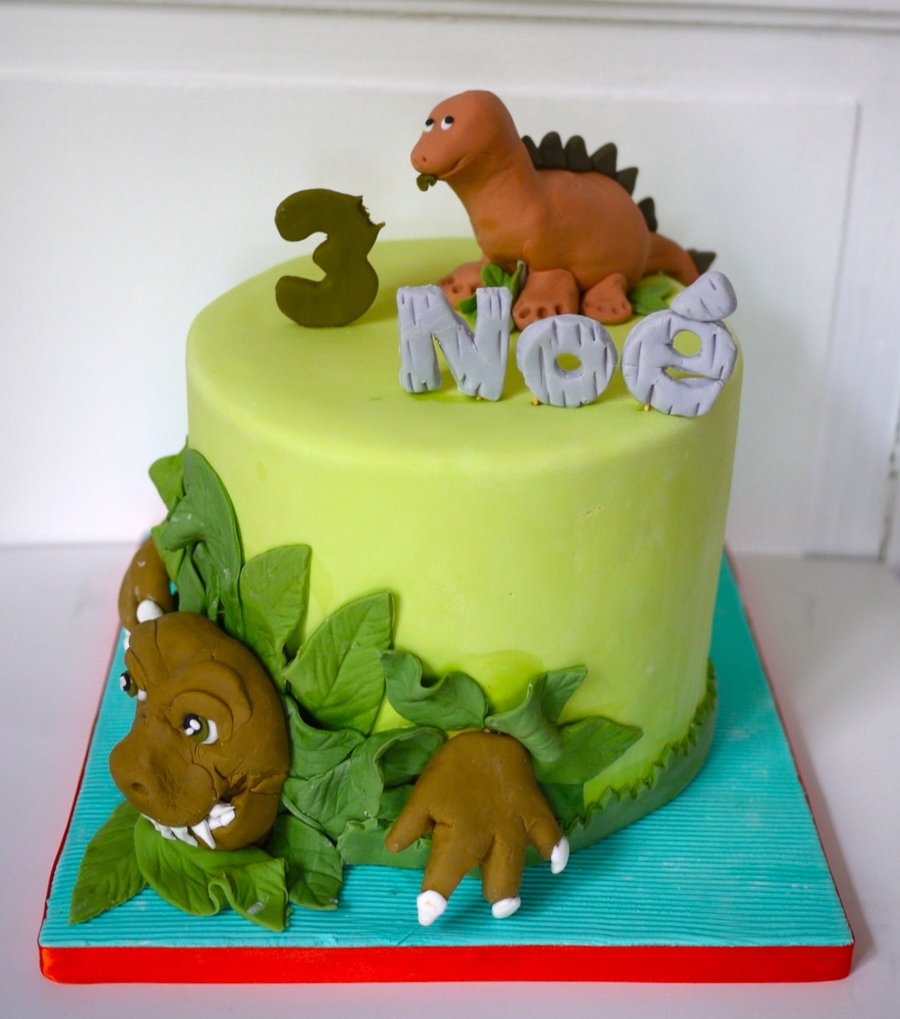 Маленький торт с динозавром