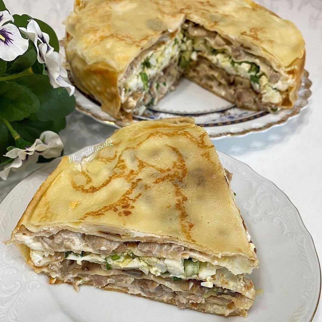 Блинный пирог с курицей и грибами