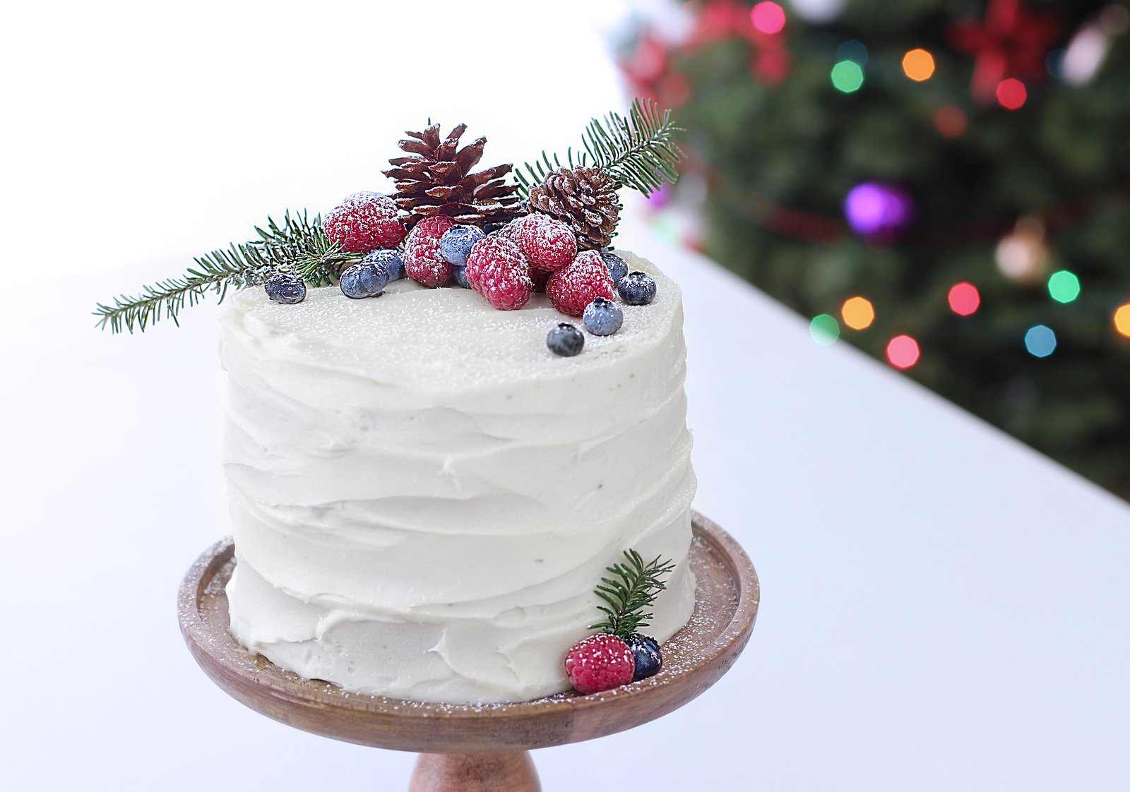 Зимние торты рецепты. Новогодний торт. Зимний торт. Зимнее украшение торта. Торт с новым годом.