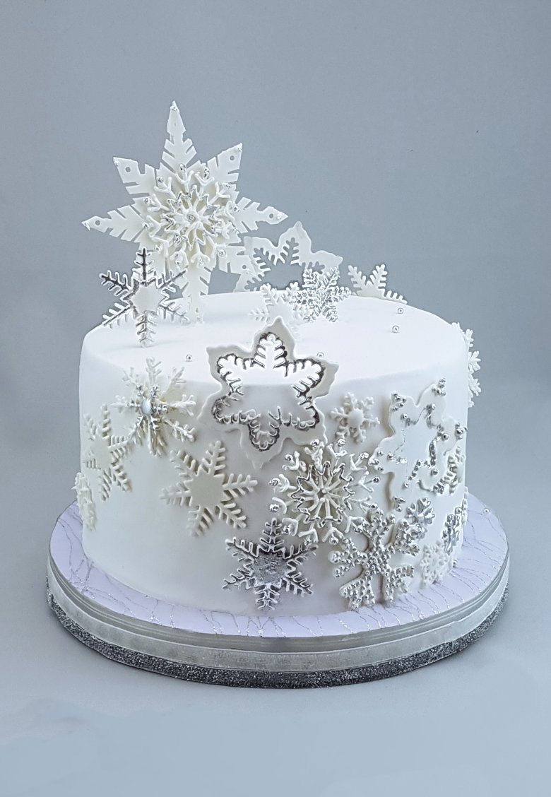 Новогодний торт со снежинками