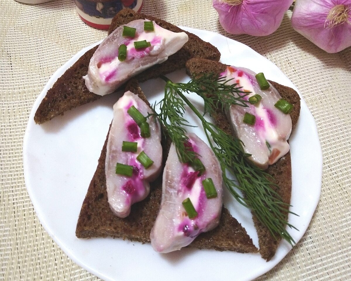 Стол с селедкой. Закуска с селедкой. Бутерброды под шубой. Бутерброды селедка под шубой. Быстрые закуски с селедкой.